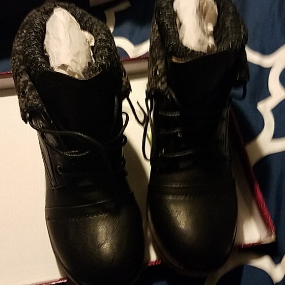 New womans boots - Picture 3 of 4